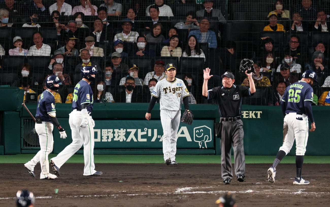 阪神対ヤクルト　4回表ヤクルト2死満塁、西勇はオスナに左適時打を打たれ失点する。左は生還した村上、右も生還したサンタナ（撮影・加藤哉）