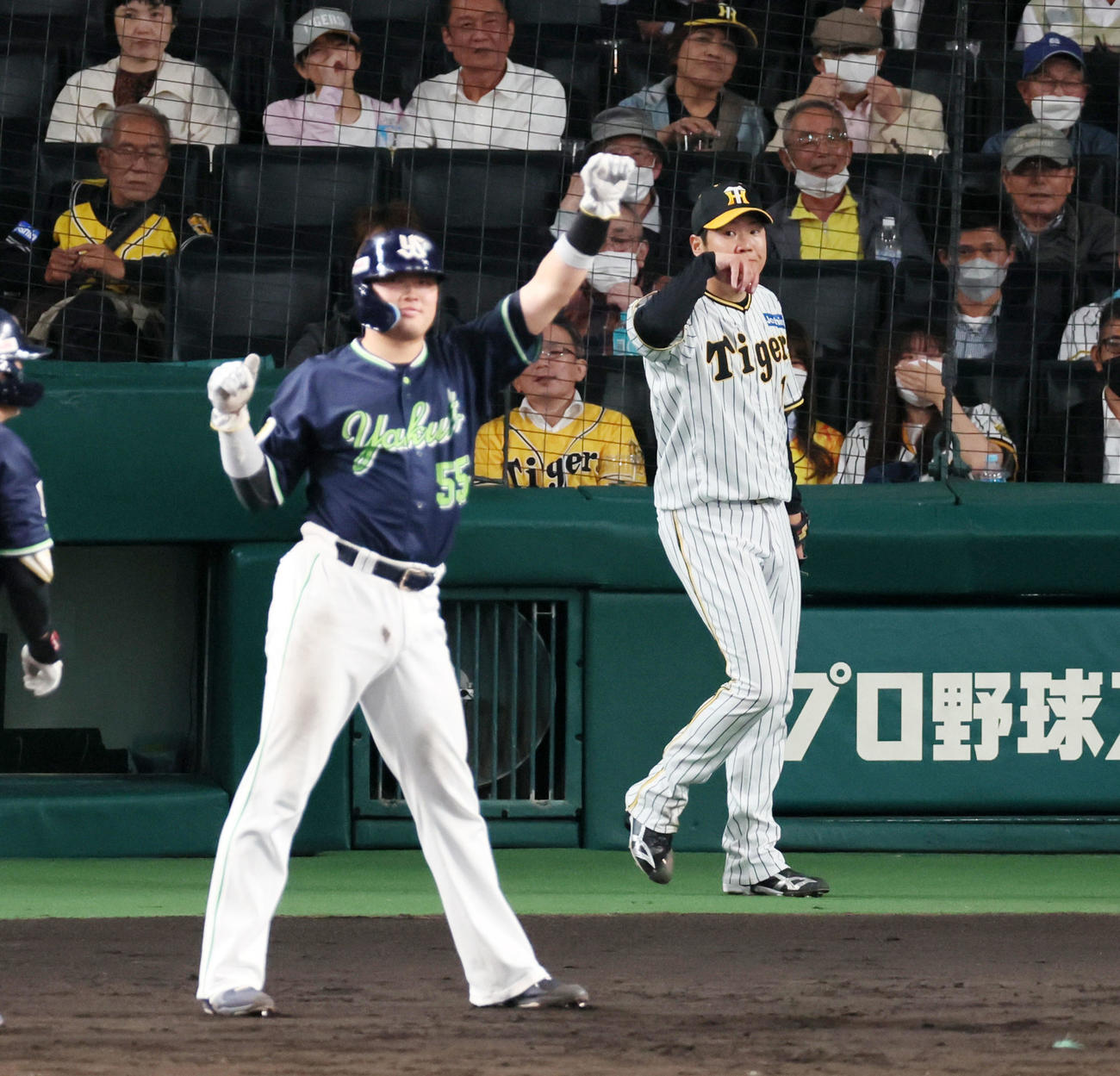 阪神対ヤクルト　4回表ヤクルト2死満塁、オスナに2点適時打を打たれ失点する阪神西勇。左は生還した村上（撮影・加藤哉）