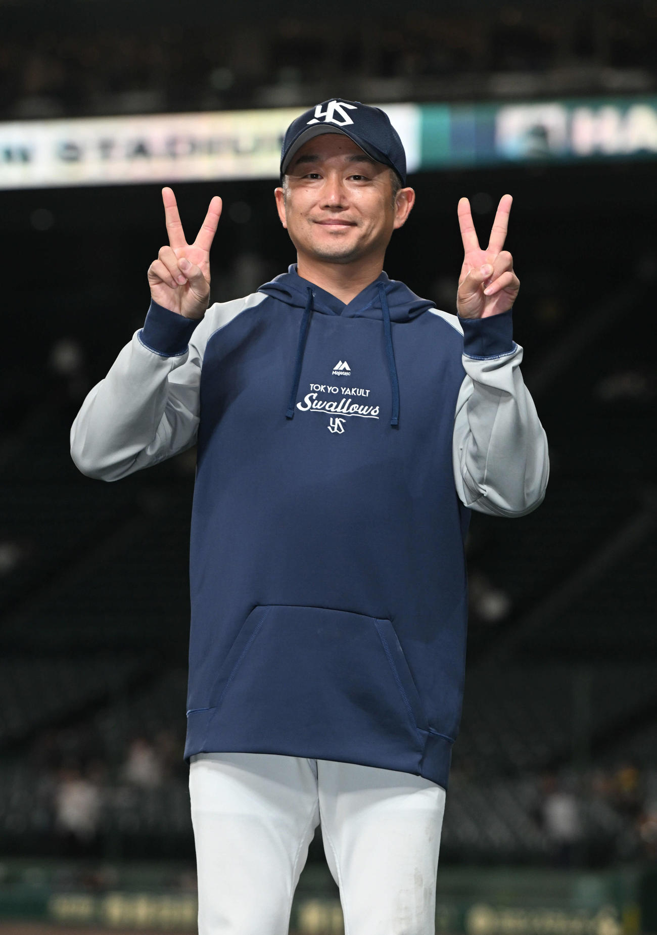 阪神対ヤクルト　22年連続勝利を挙げ笑顔でポーズを作るヤクルト石川（撮影・石井愛子）