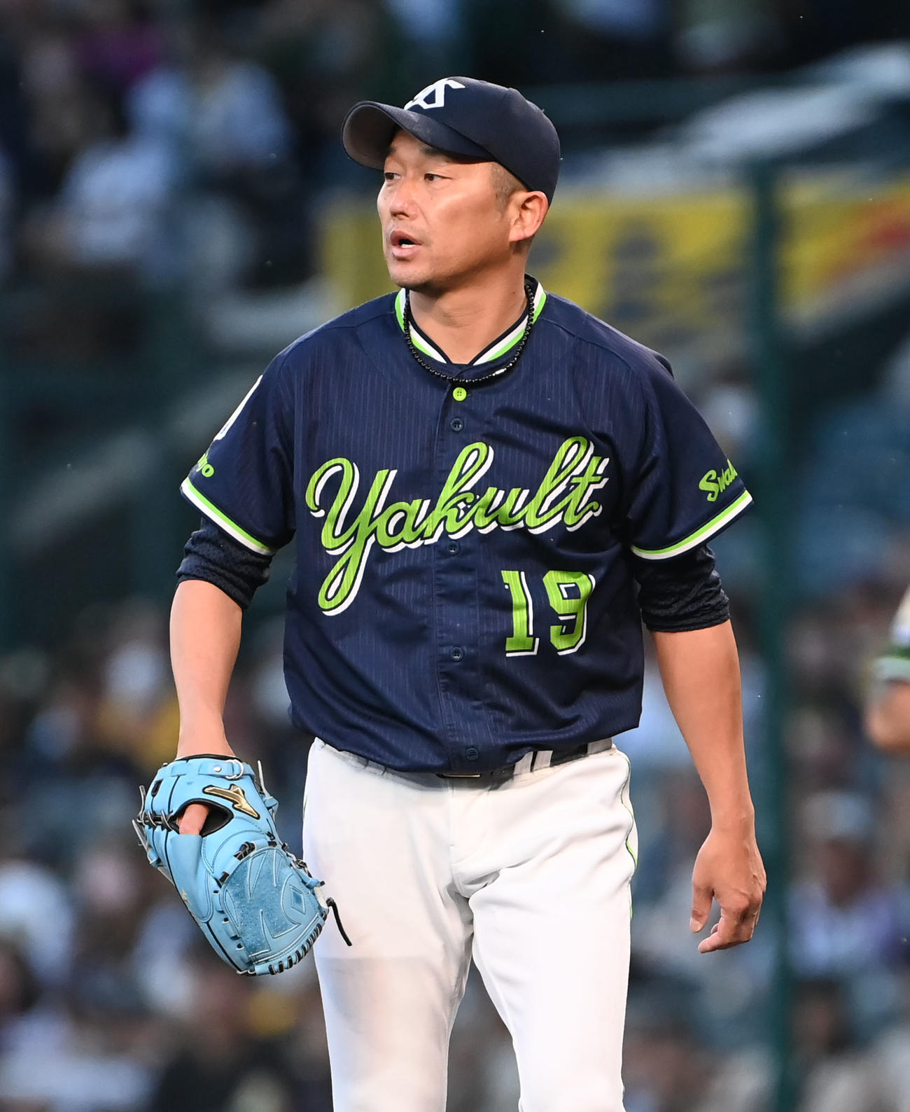 阪神対ヤクルト　2回裏2死、石川は井上を遊ゴロに抑えベンチへ引き上げる（撮影・石井愛子）