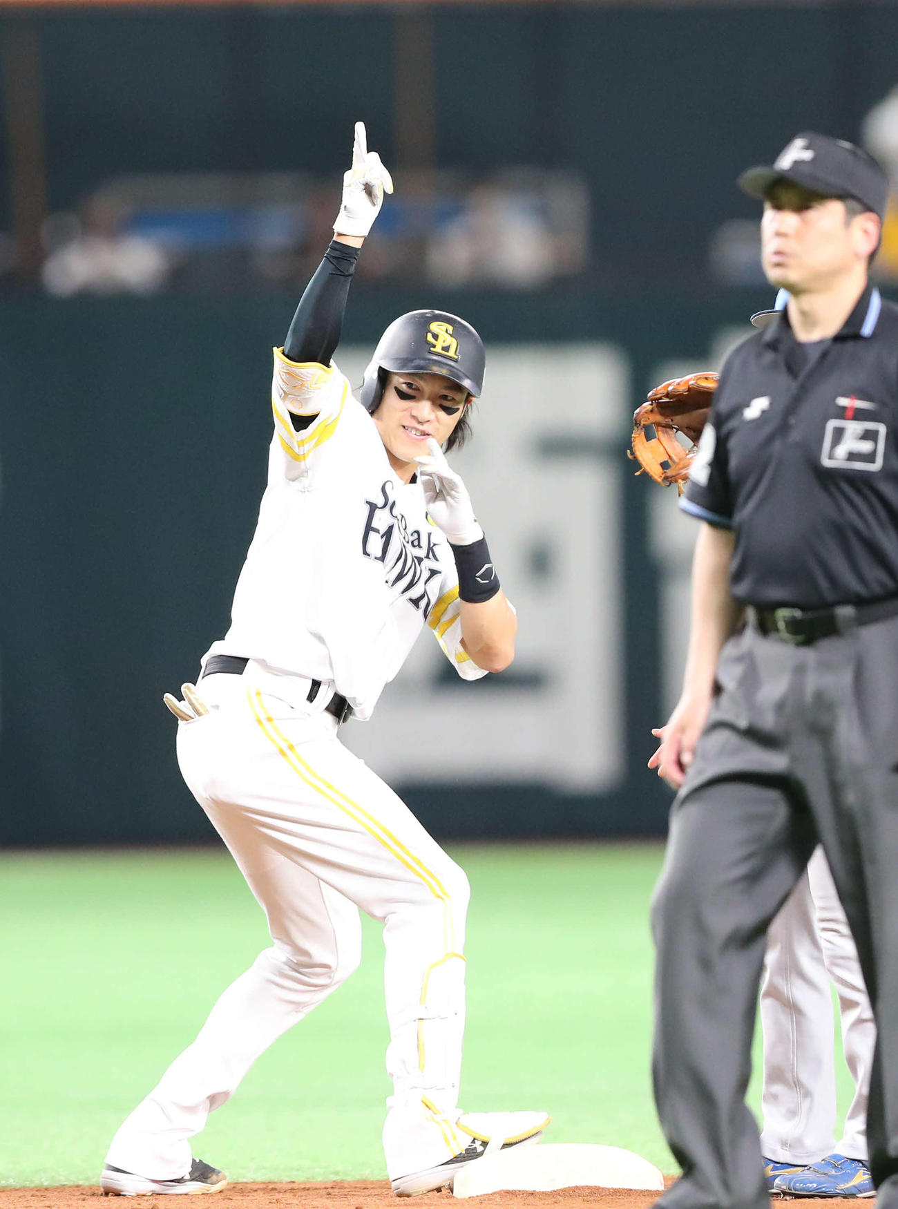ソフトバンク対日本ハム　4回裏ソフトバンク1死二塁、柳田は右越えに適時二塁打を放つ（撮影・梅根麻紀）
