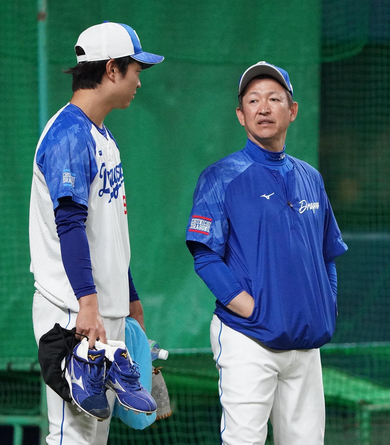 中日対広島　試合前練習で高橋宏と言葉を交わす立浪監督（右）（撮影・森本幸一）