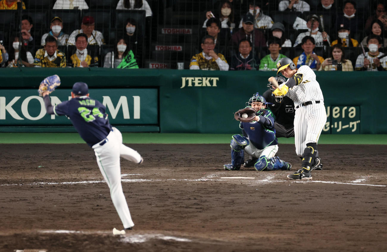 阪神対ヤクルト　9回裏阪神2死、井上は三振に倒れ試合終了。投手は星（撮影・加藤哉）