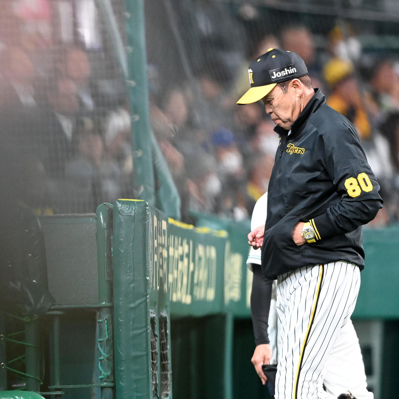 阪神対ヤクルト　7回表ヤクルト2死一、二塁、西勇の交代を告げベンチに戻る岡田監督（撮影・前岡正明）