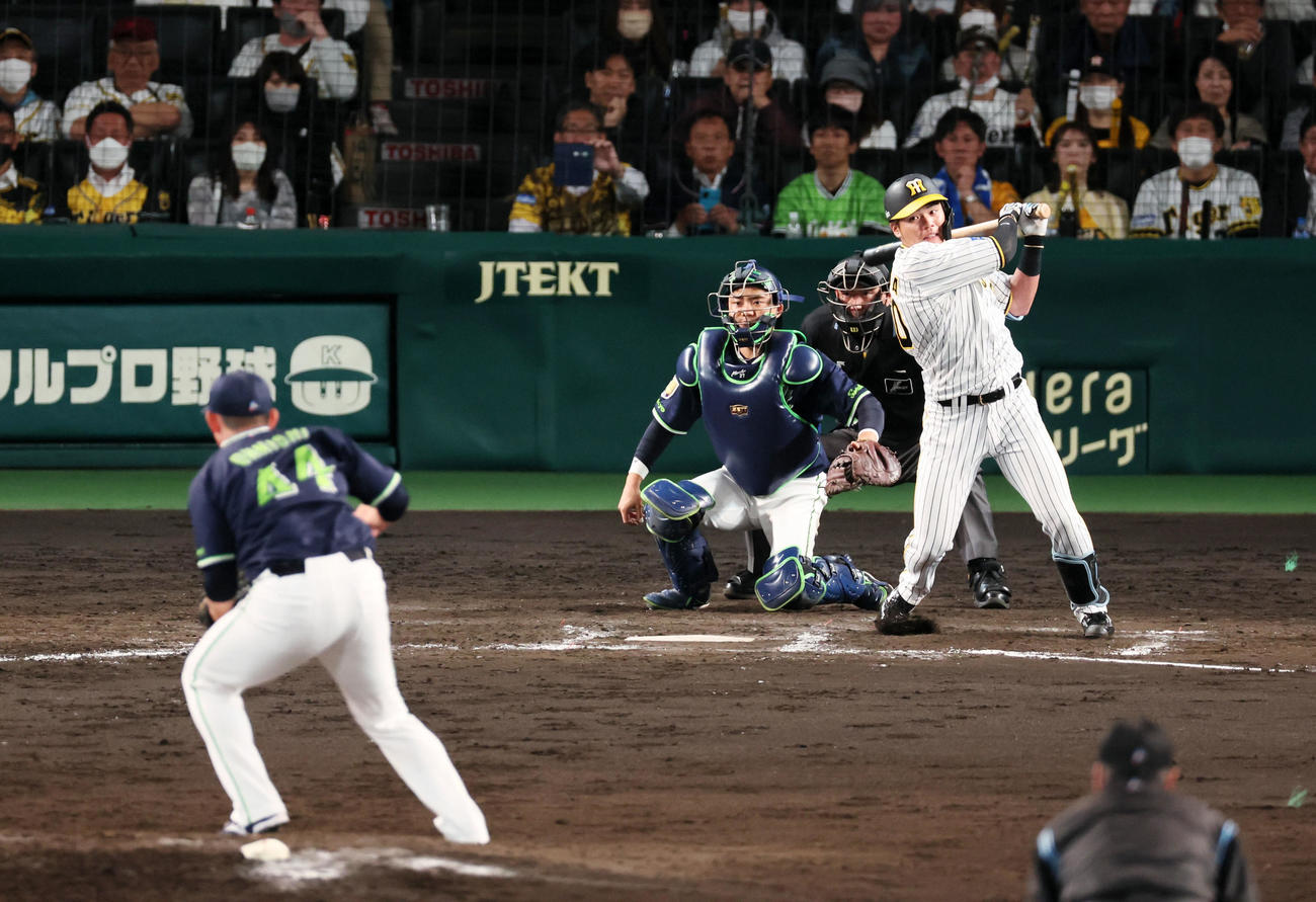 阪神対ヤクルト　8回裏阪神2死一塁、小野寺は二ゴロに終わる。投手は大西（撮影・加藤哉）