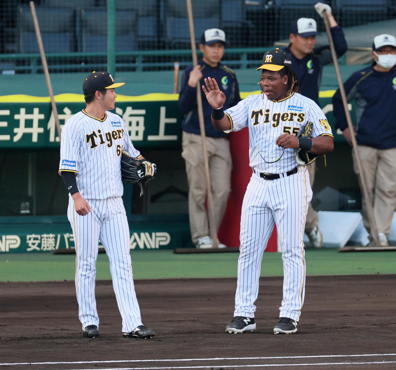 阪神対ヤクルト　シートノック中、小野寺（左）と話すミエセス（撮影・加藤哉）