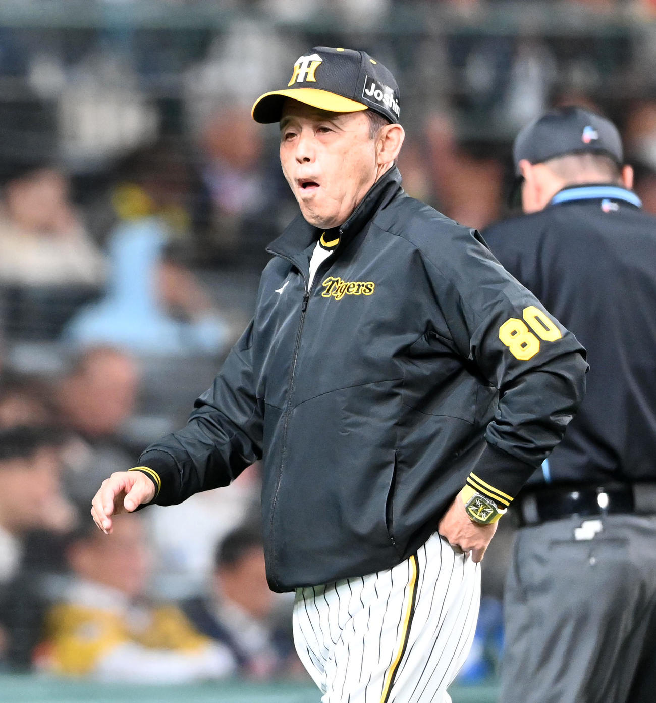 阪神対ヤクルト　7回表ヤクルト2死一、二塁、西勇の交代を告げた岡田監督（撮影・前岡正明）