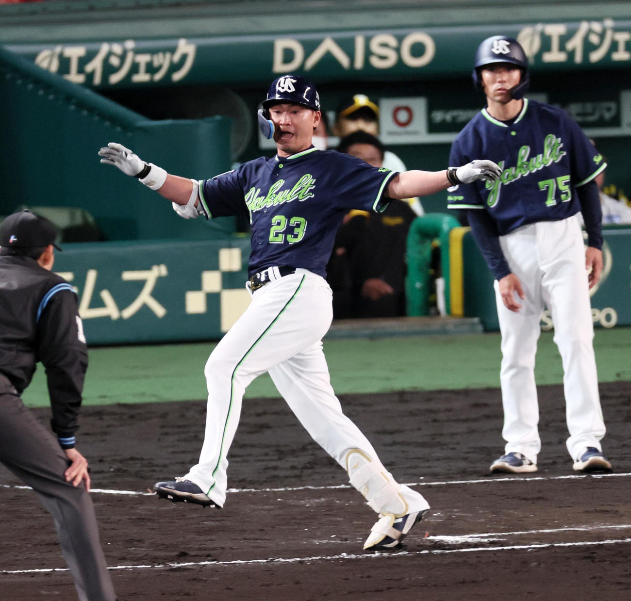 阪神対ヤクルト　7回表ヤクルト2死一、三塁、青木は二塁へ適時内野安打を放つ（撮影・加藤哉）