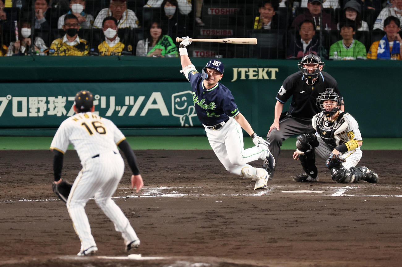 7回表ヤクルト2死一、三塁、青木は二塁へ適時内野安打を放つ。投手は西勇（撮影・加藤哉）