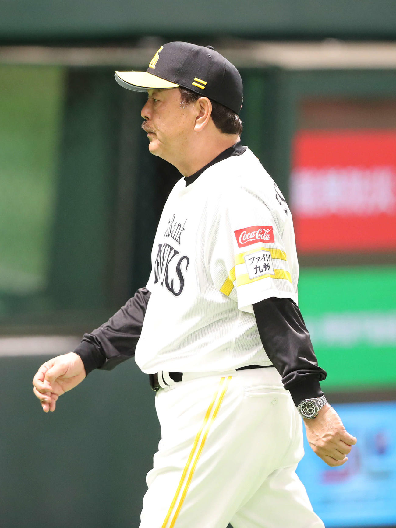審判に選手交代を告げた藤本監督（撮影・梅根麻紀）