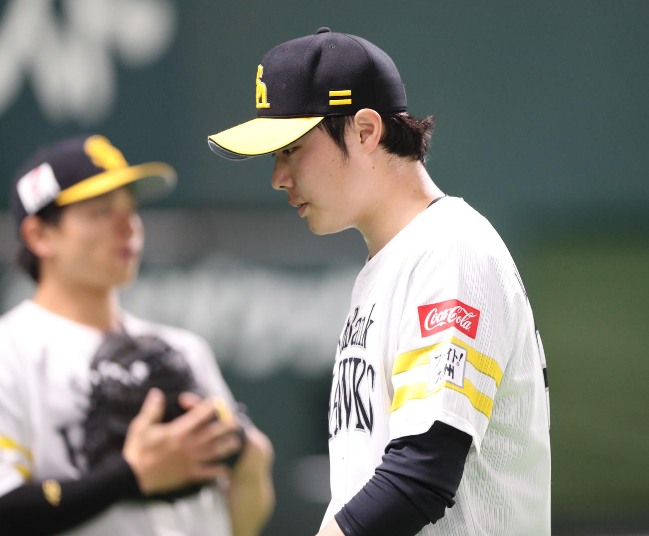 6回に逆転本塁打を浴びた松本は下を向いてベンチに引きあげる（撮影・梅根麻紀）