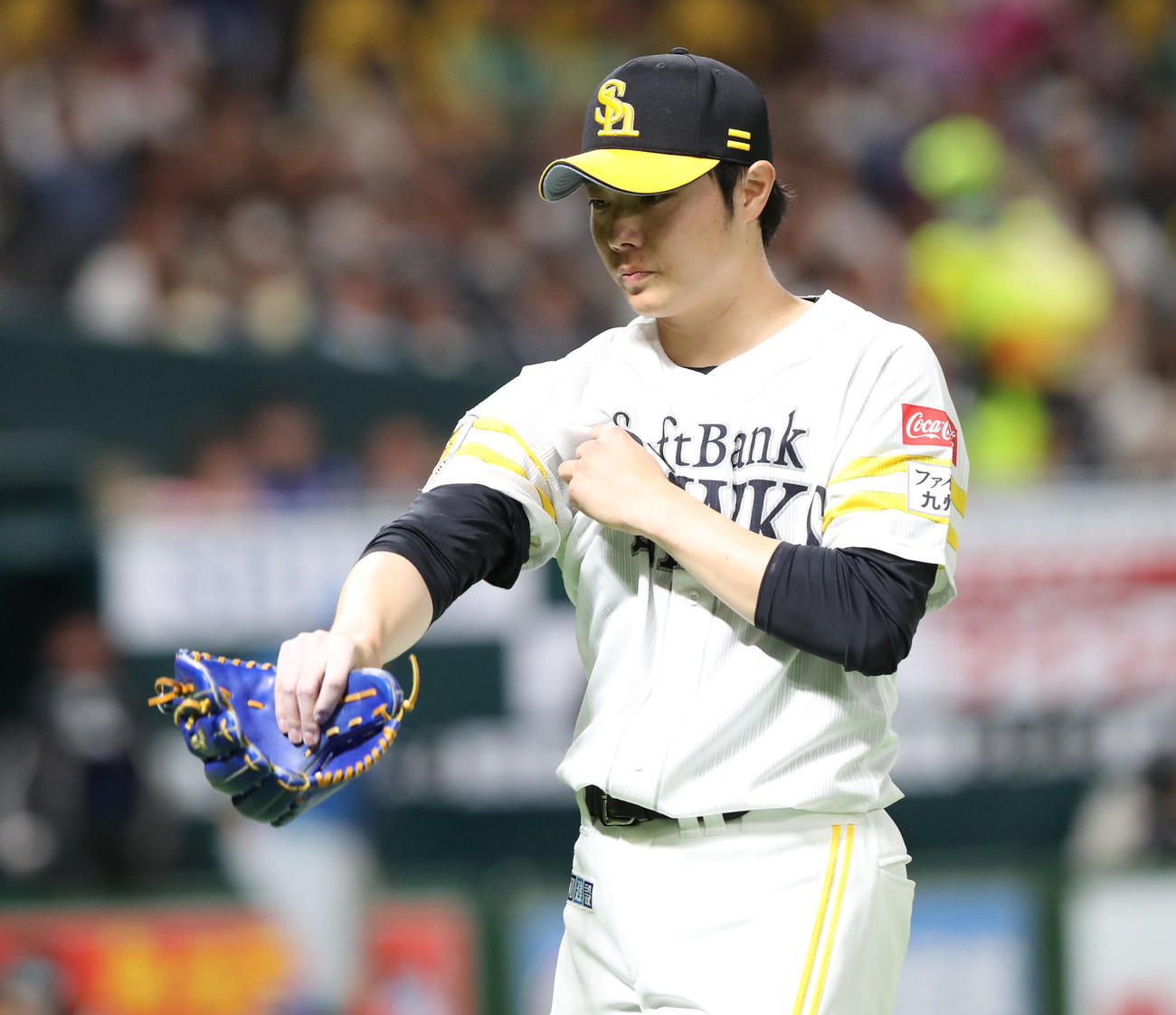 6回に逆転本塁打を浴びた松本は下を向いてベンチに引きあげる（撮影・梅根麻紀）