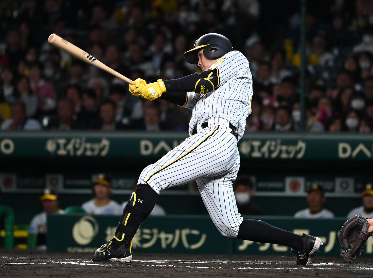 7回裏1死、井上は中前打を放つ（撮影・石井愛子）