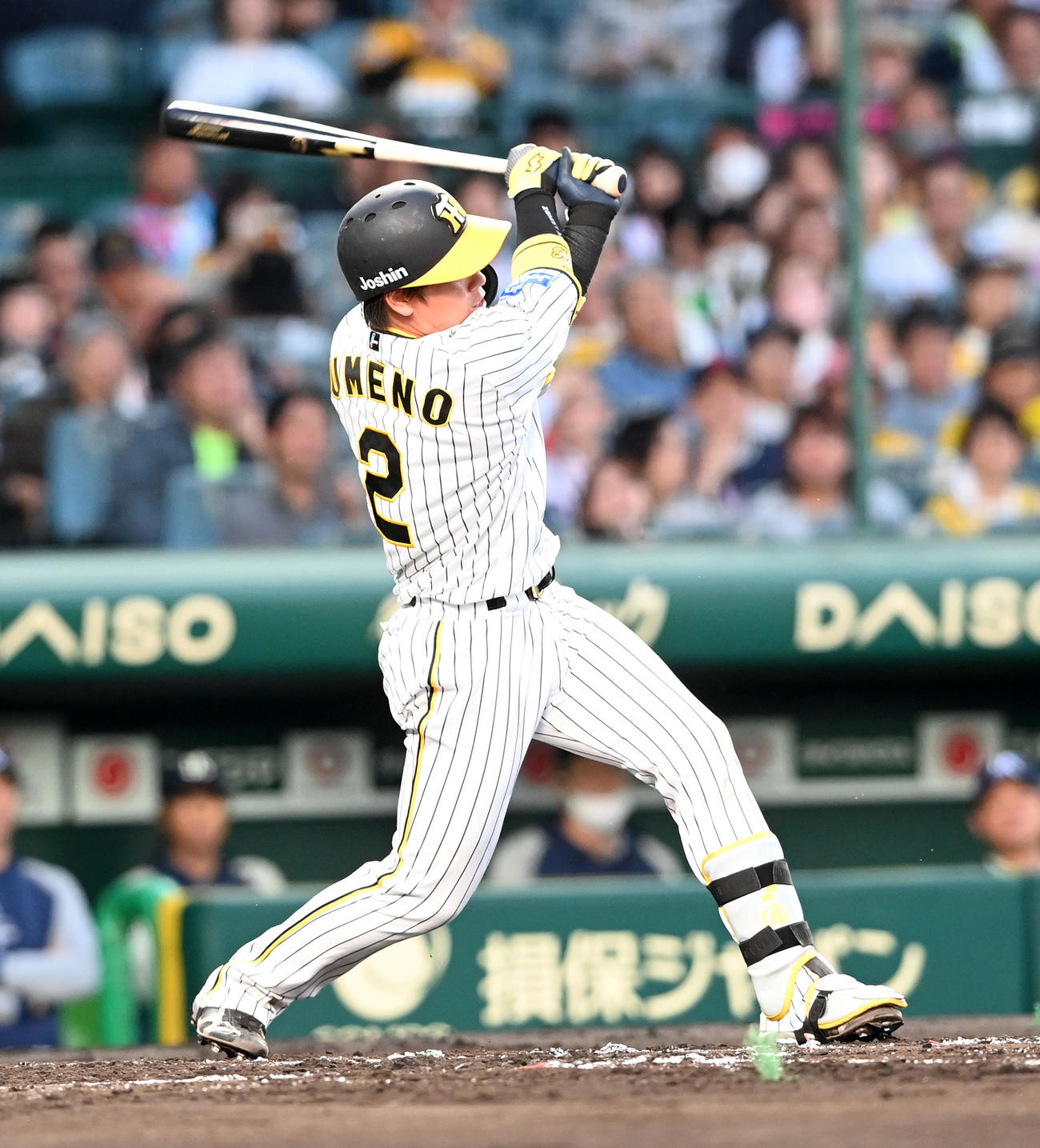 阪神対ヤクルト　3回裏阪神無死、梅野は中前打を放つ（撮影・前岡正明）