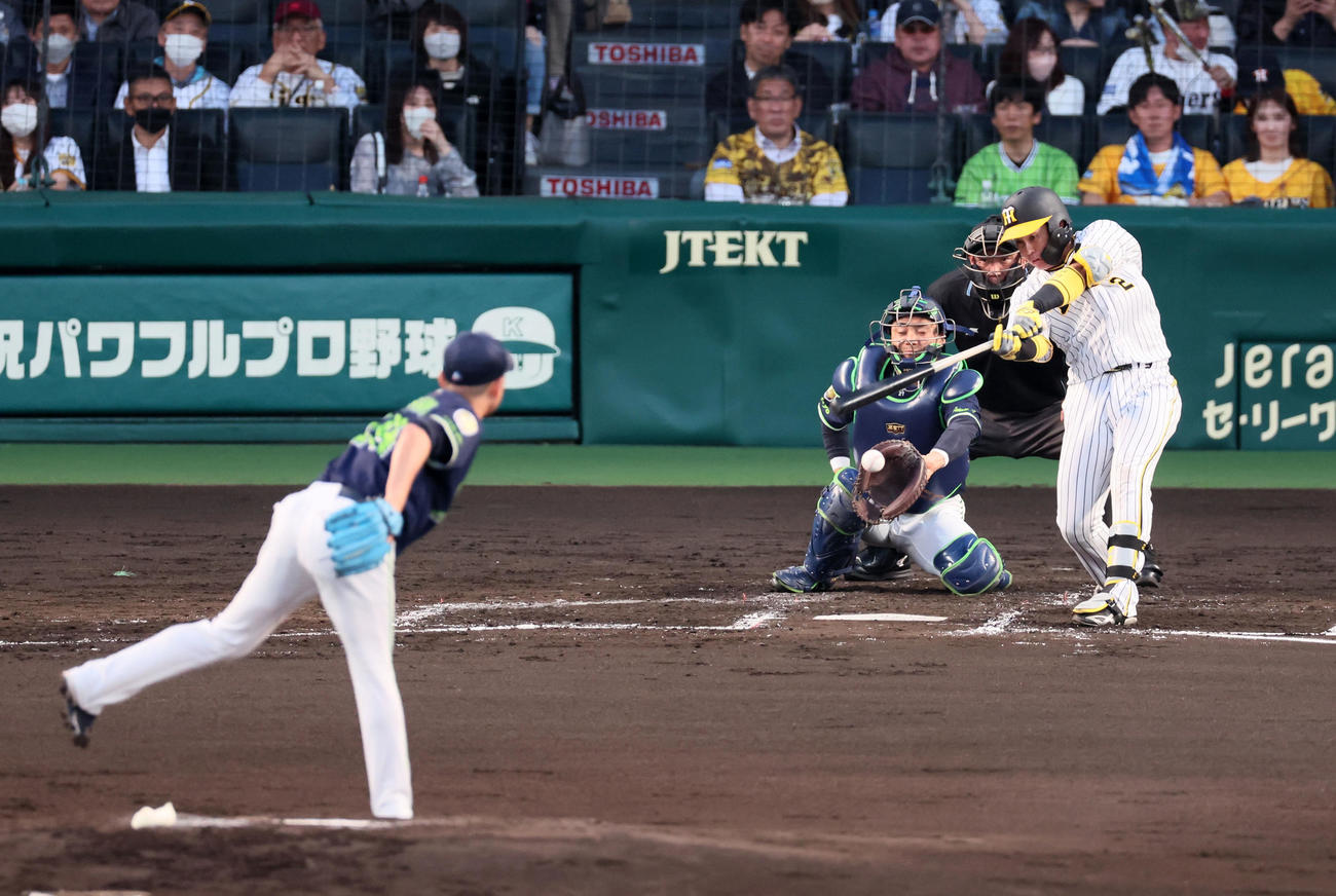 阪神対ヤクルト　3回裏阪神無死、梅野は中前打を放つ。投手は石川（撮影・加藤哉）