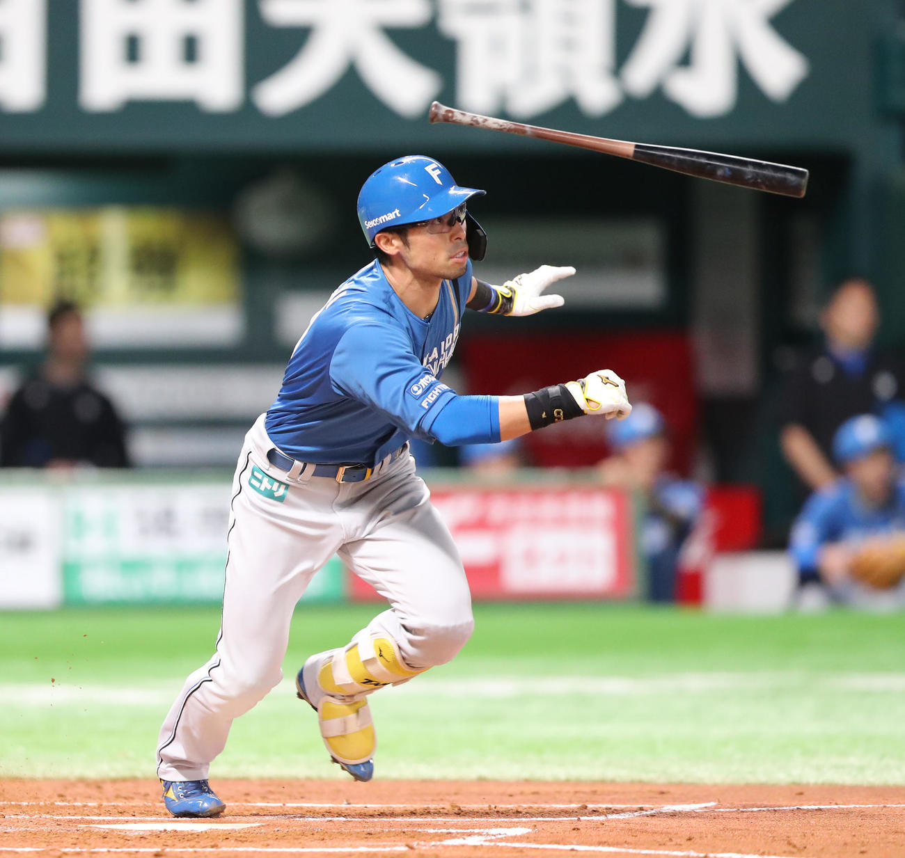 3回表日本ハム無死、江越大賀は右越えに二塁打を放つ（撮影・梅根麻紀）