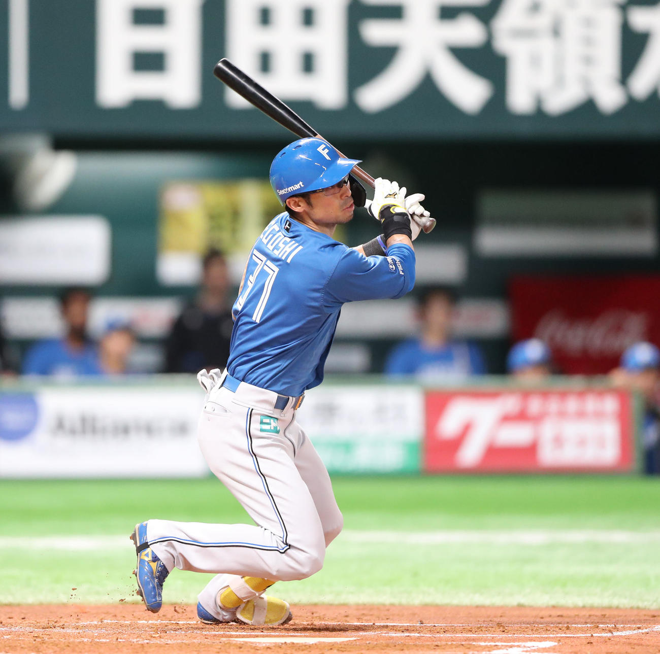 3回表日本ハム無死、江越大賀は右越えに二塁打を放つ（撮影・梅根麻紀）