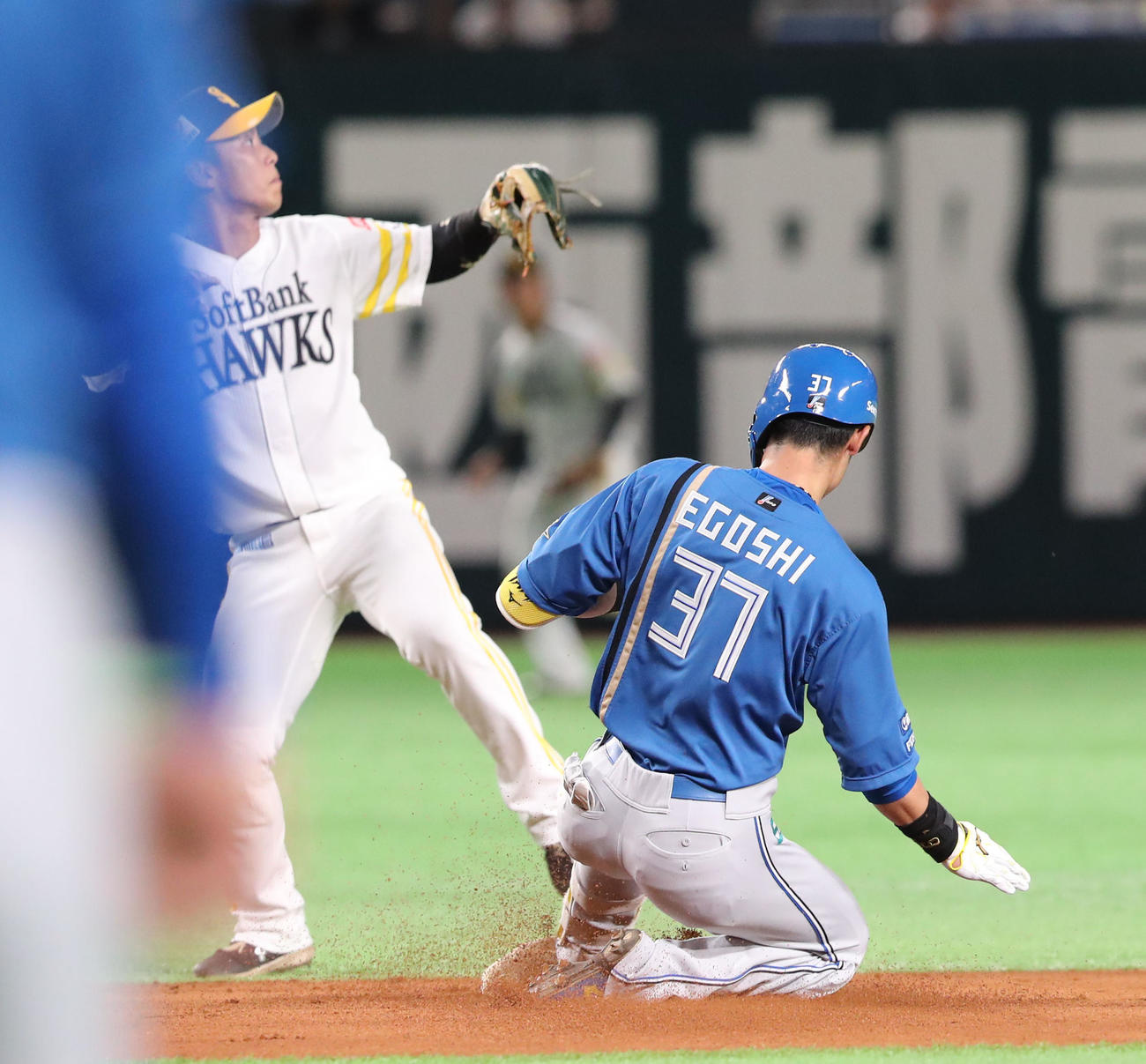 3回表日本ハム無死、江越大賀は右越えに二塁打を放つ（撮影・梅根麻紀）