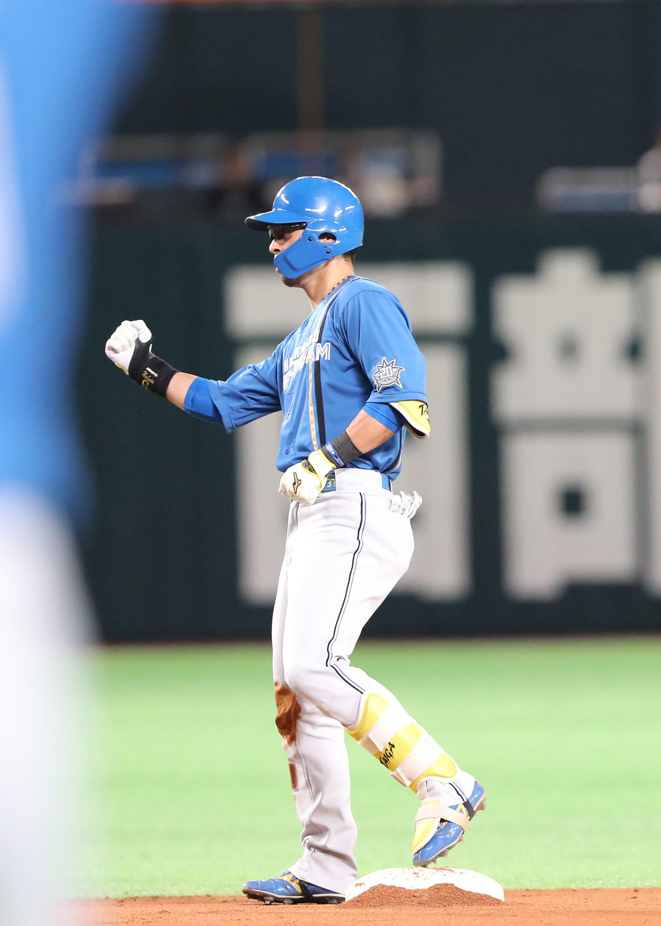 3回表日本ハム無死、江越大賀は右越えに二塁打を放つ（撮影・梅根麻紀）