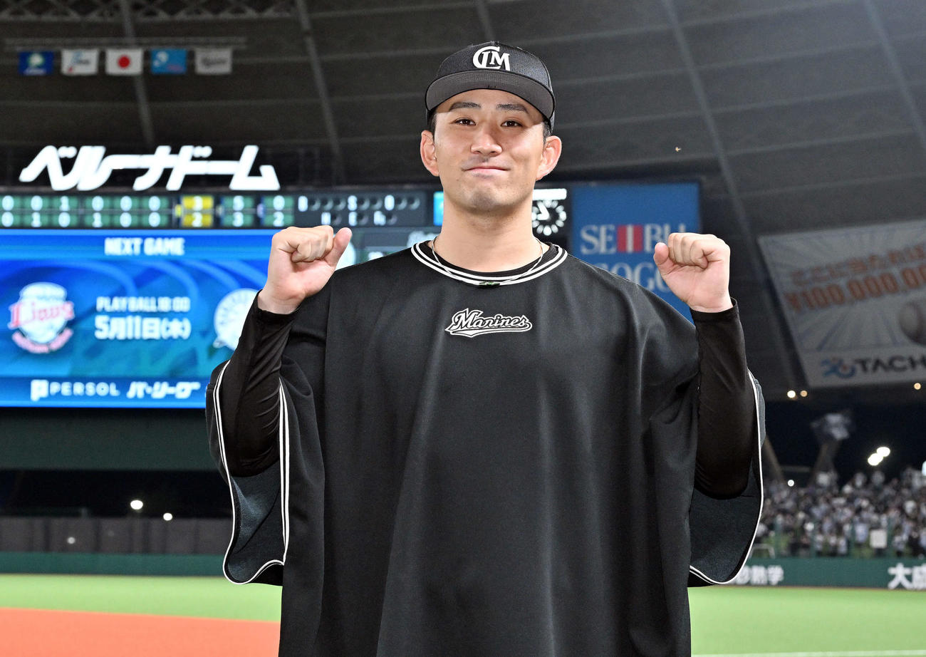 西武対ロッテ　ヒーローインタビューを終えポーズを決める勝利投手のロッテ小島（撮影・滝沢徹郎）