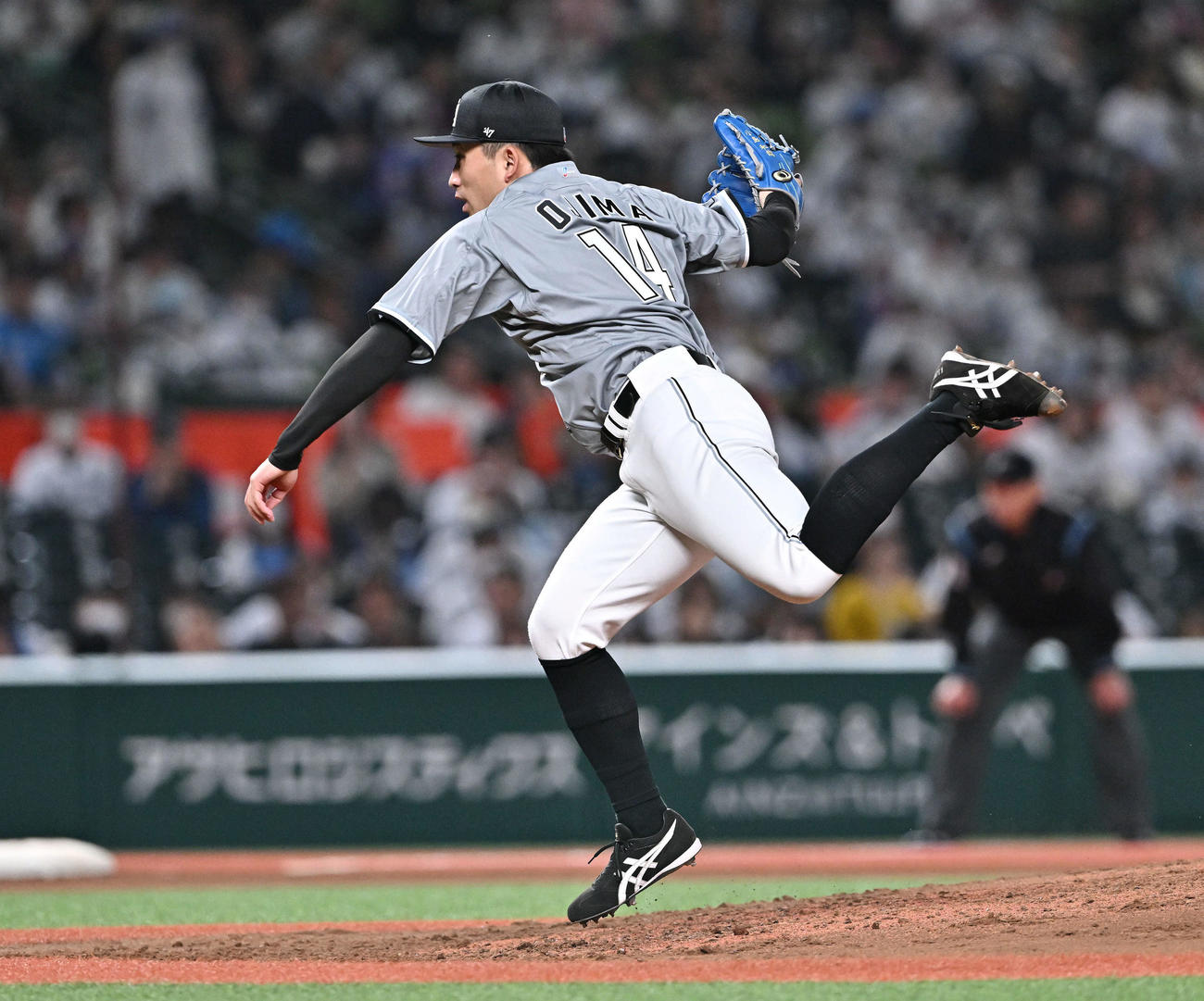 西武対ロッテ　6回裏、力投を続けるロッテ先発小島（撮影・滝沢徹郎）