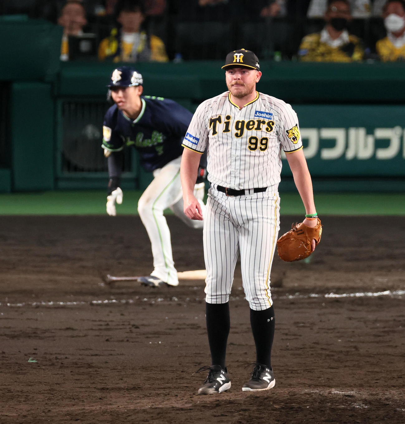 阪神対ヤクルト　8回表ヤクルト2死二塁、長岡は中前適時打を放つ。投手はビーズリー（撮影・加藤哉）