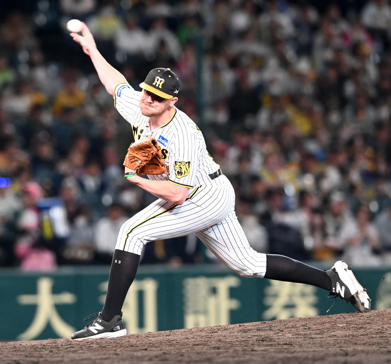阪神対ヤクルト　阪神2番手のビーズリー（撮影・前岡正明）