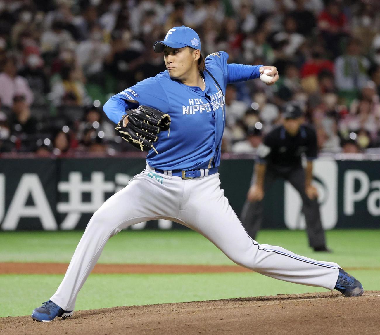 5回途中から登板し、3季ぶりの勝利を挙げた日本ハム・斎藤綱（共同）