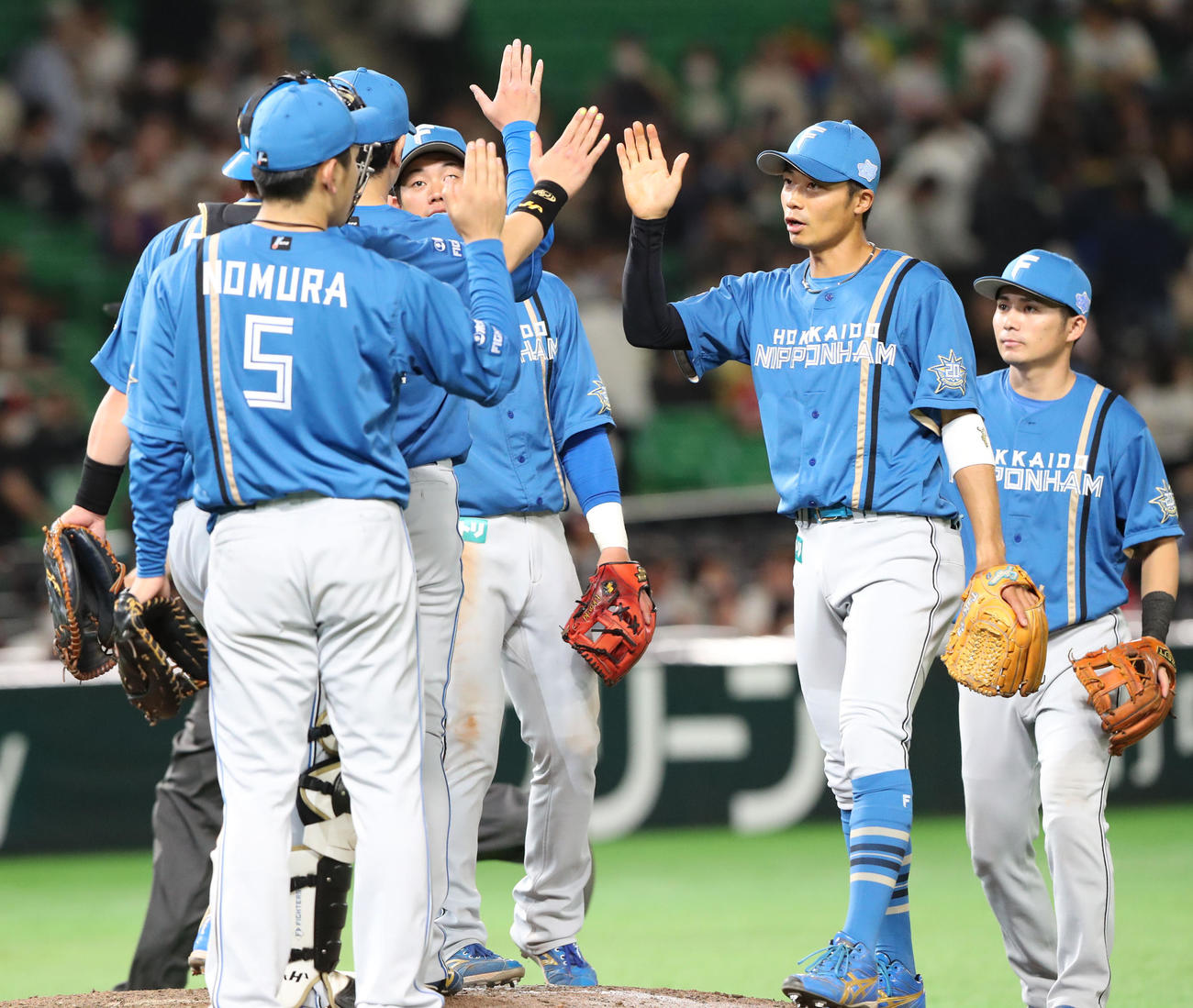 ソフトバンク対日本ハム　勝利した日本ハムナインはハイタッチをかわす（撮影・梅根麻紀）