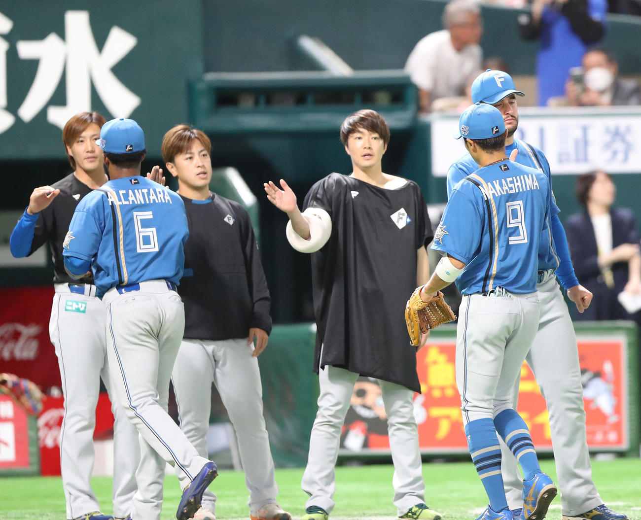ソフトバンク対日本ハム　勝利した日本ハムナインはハイタッチをかわす（撮影・梅根麻紀）