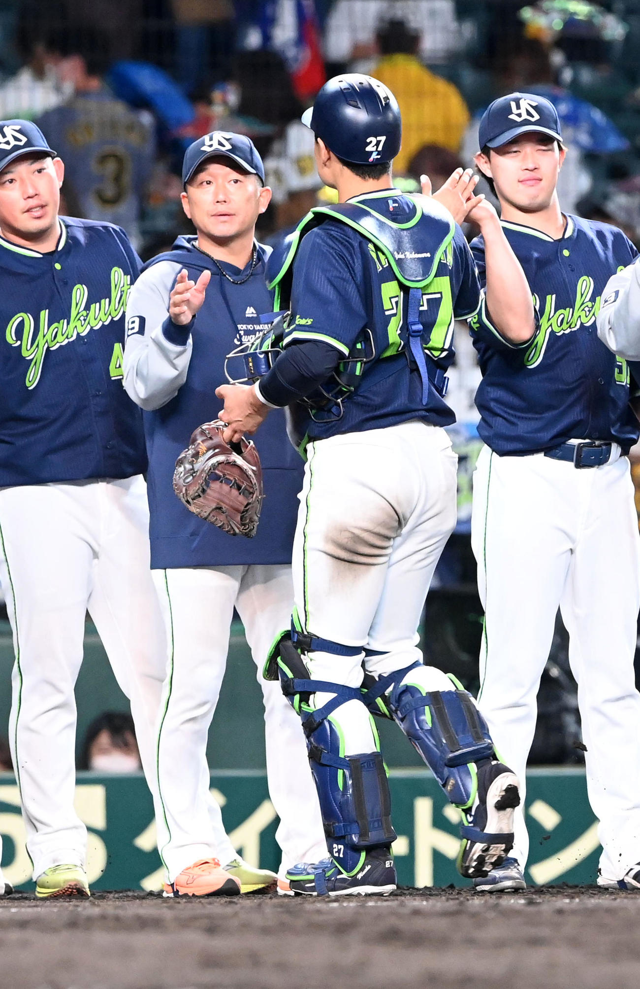 阪神に勝利しヤクルト中村（右から2人目）らを迎える石川（撮影・前岡正明）