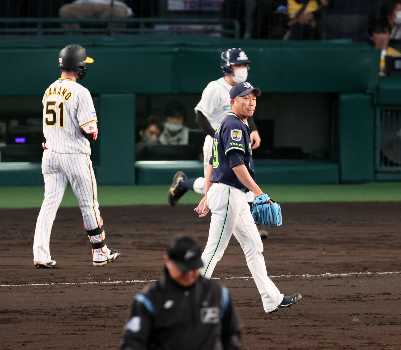 阪神対ヤクルト　3回裏阪神2死一、二塁、中野を一ゴロに仕留めベンチへ引き揚げるヤクルト石川（撮影・加藤哉）