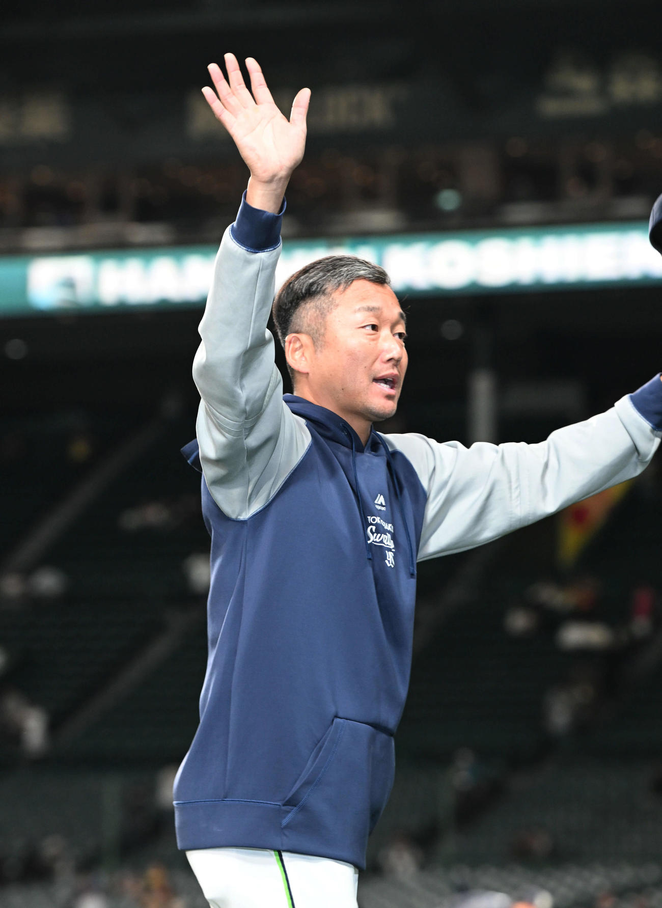 阪神対ヤクルト　22年連続勝利を挙げた石川はファンの声援に応える（撮影・石井愛子）