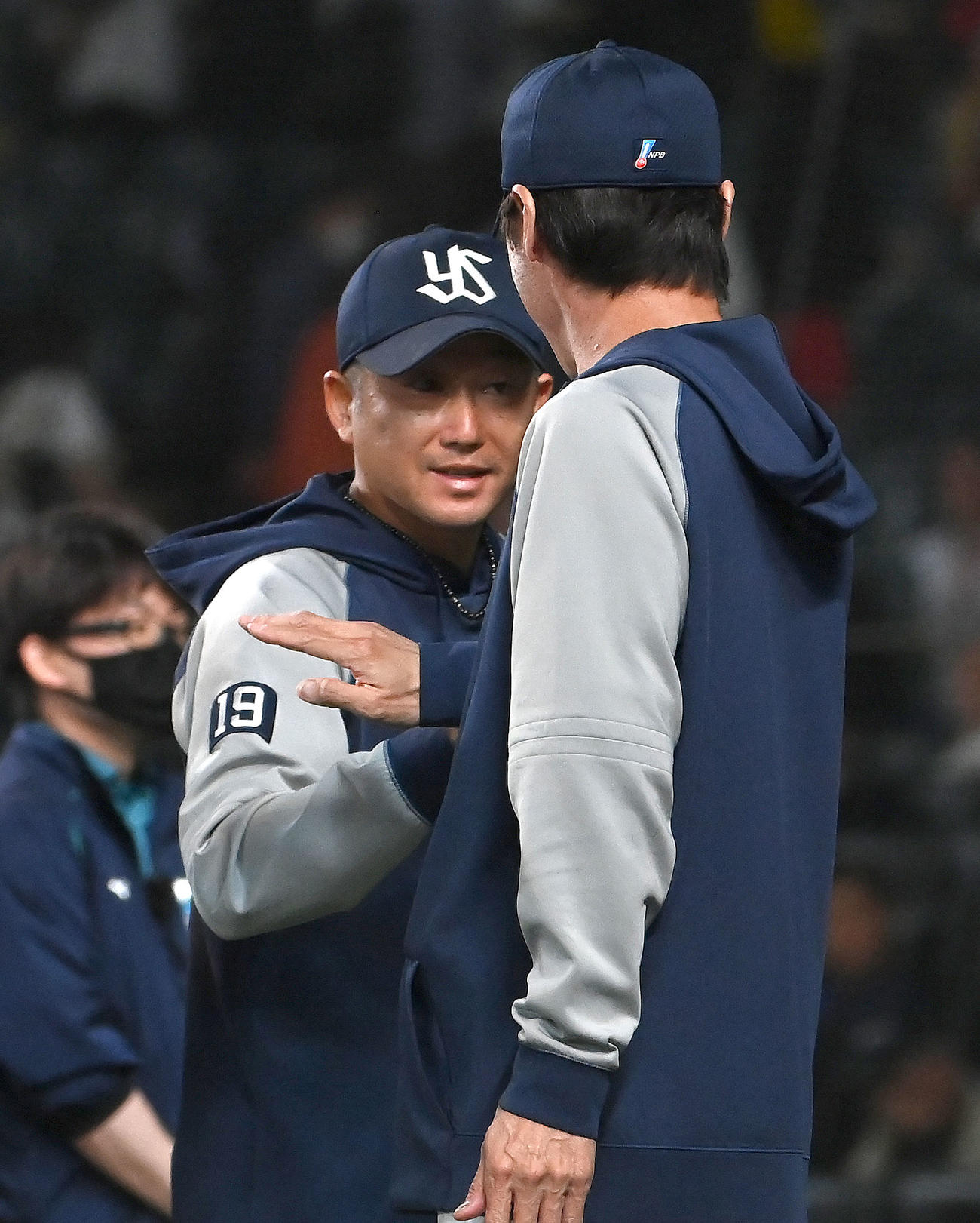 阪神対ヤクルト　阪神に勝利し高津監督（右）とハイタッチする石川（撮影・石井愛子）