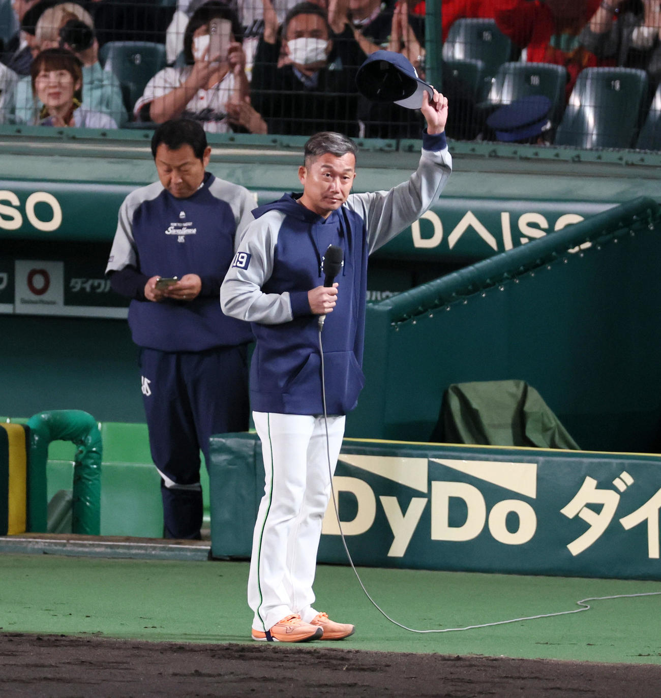 阪神対ヤクルト　阪神に勝利しスタンドへあいさつするヤクルト石川（撮影・加藤哉）