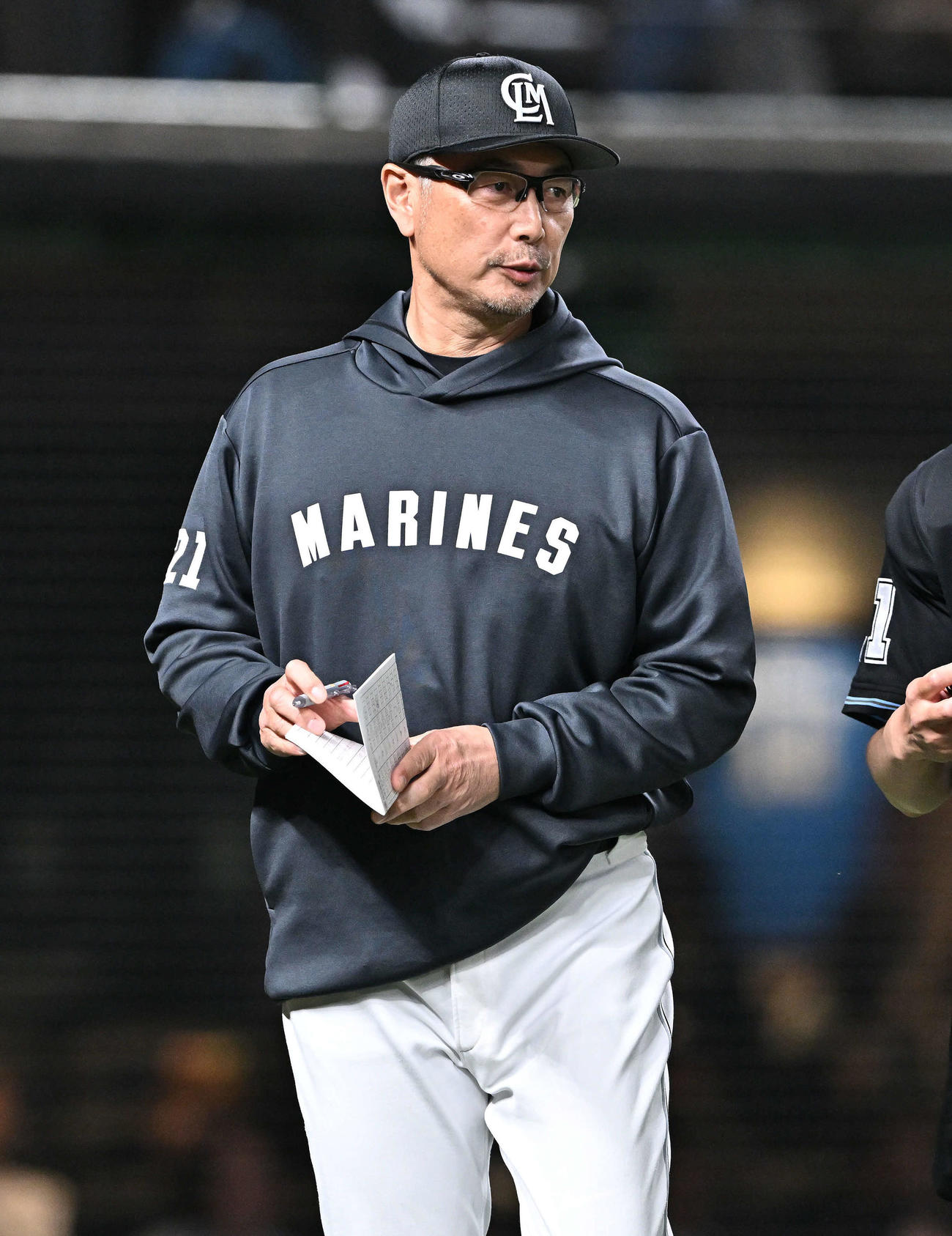 西武対ロッテ　交代を伝えるロッテ吉井監督（撮影・滝沢徹郎）