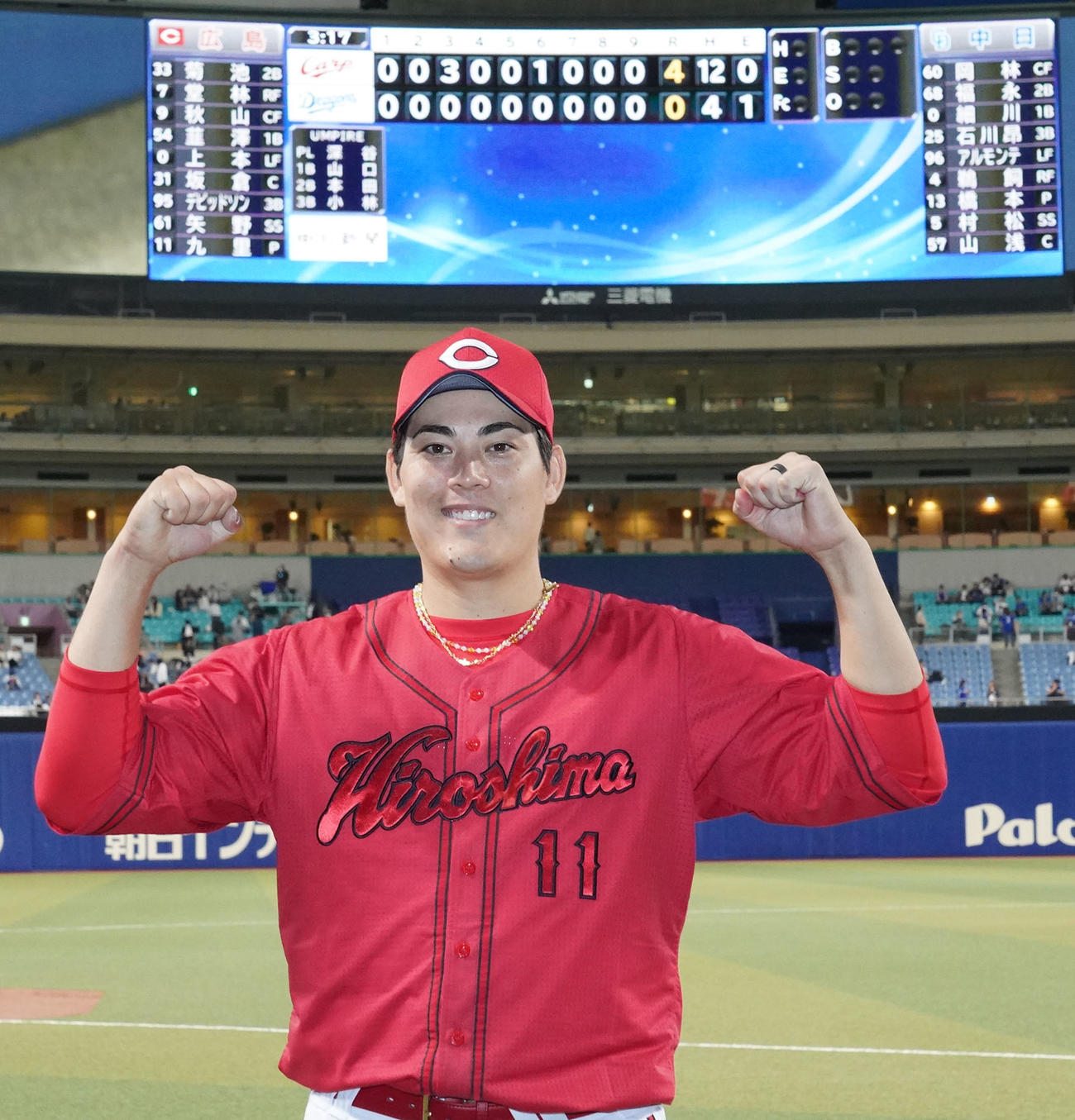 中日対広島　ヒーローインタビューを終えポーズを決める広島九里（撮影・森本幸一）