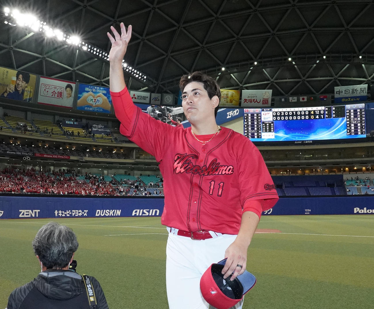 中日対広島　ヒーローインタビューを終えファンに手を振る九里（撮影・森本幸一）