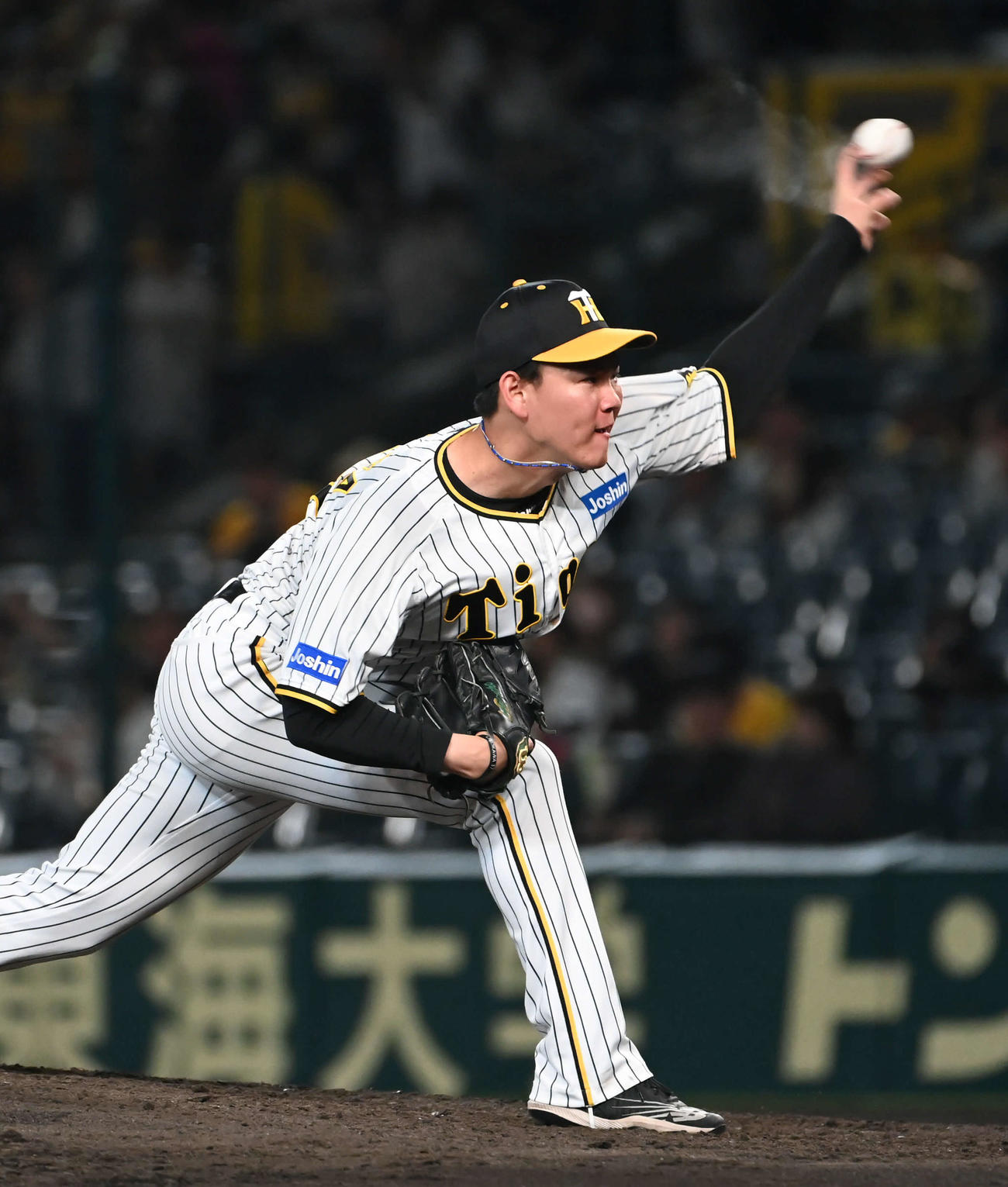 阪神対ヤクルト　阪神3番手で登板する及川（撮影・石井愛子）