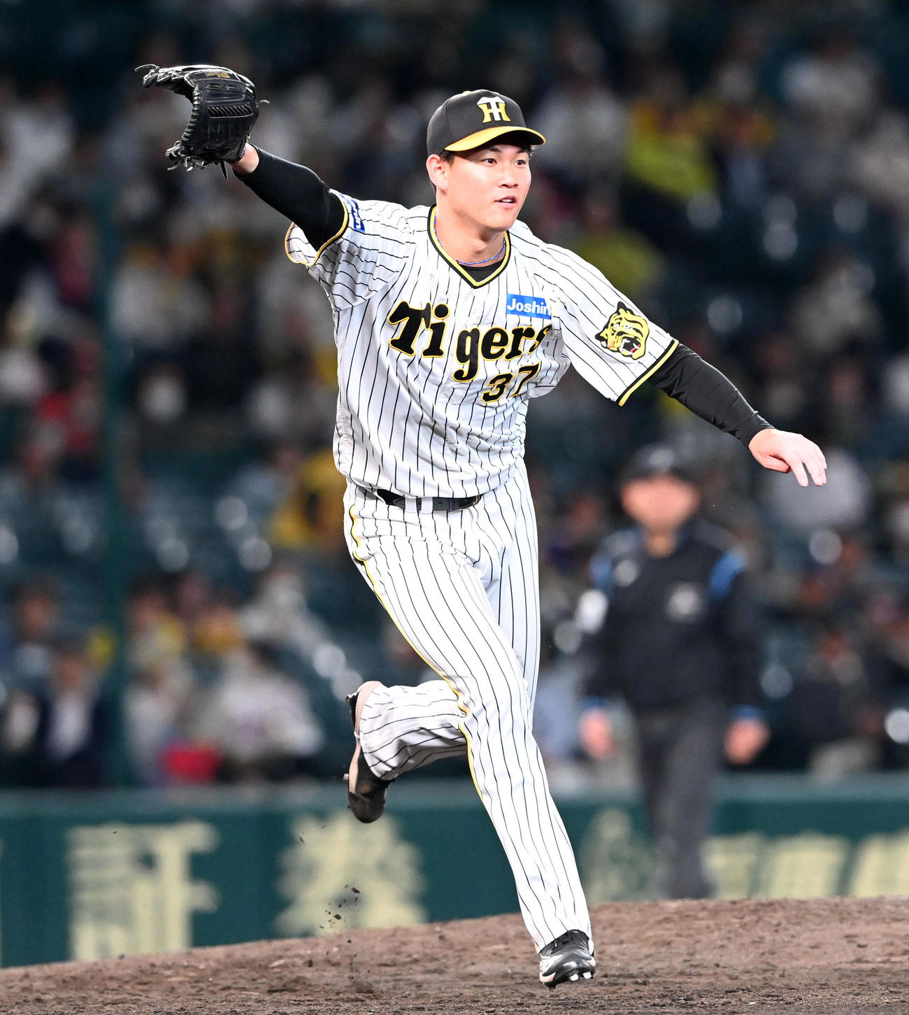 阪神対ヤクルト　9回表ヤクルト1死、山崎を二塁ゴロに打ち取った及川（撮影・前岡正明）