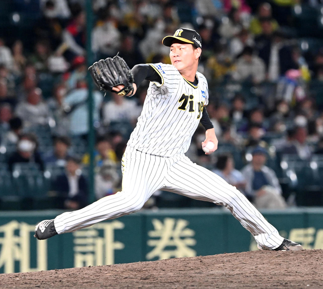 阪神対ヤクルト　阪神3番手の及川（撮影・前岡正明）