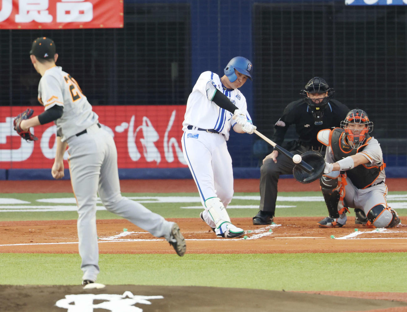 9日、先制本塁打を放つDeNA佐野