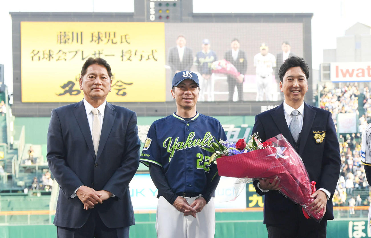 名球会ブレザー授与式で記念撮影を行う、左から佐々木名球会副理事、ヤクルト高津監督、阪神藤川球団本部付SA（撮影・前岡正明）