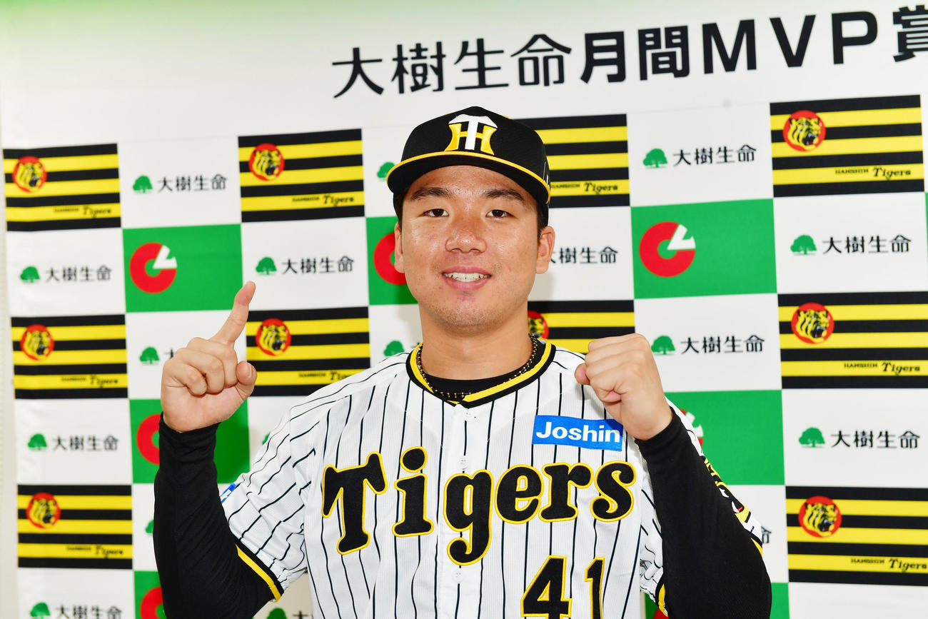 3、4月の投手部門月間MVPを受賞しさらなる活躍を誓う阪神村上（撮影・前岡正明）
