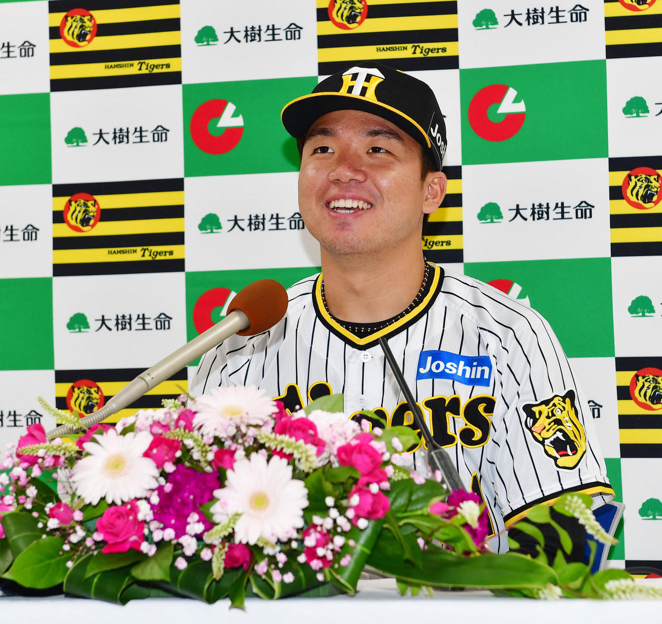 3、4月の投手部門月間MVPを受賞し笑顔で会見する阪神村上（撮影・前岡正明）