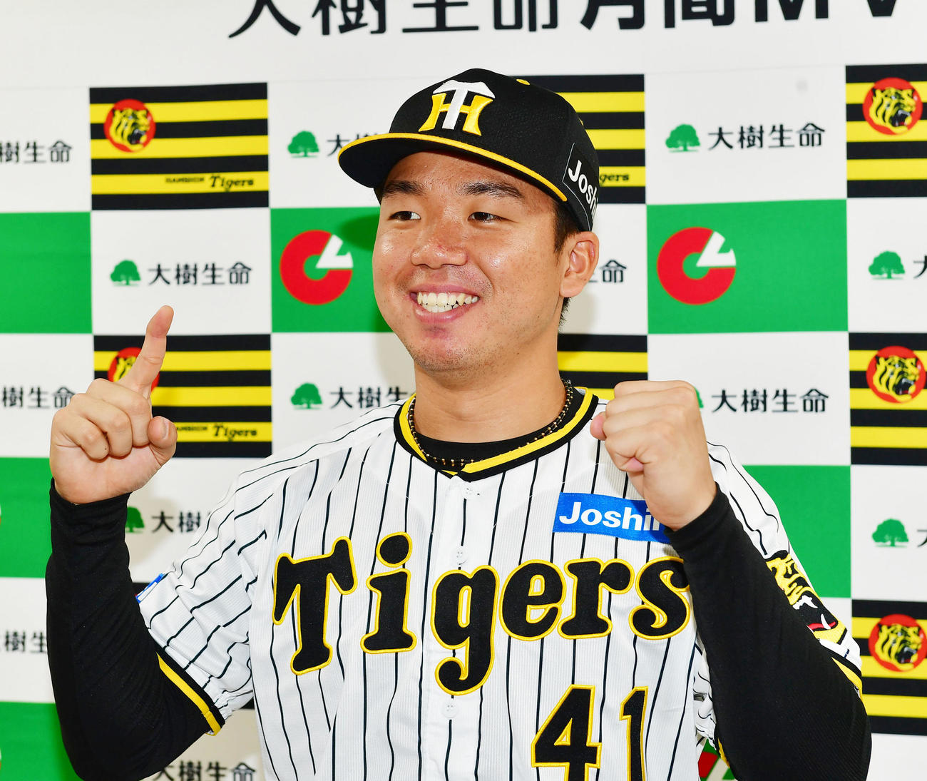 3、4月の投手部門月間MVPを受賞しさらなる活躍を誓う阪神村上（撮影・前岡正明）