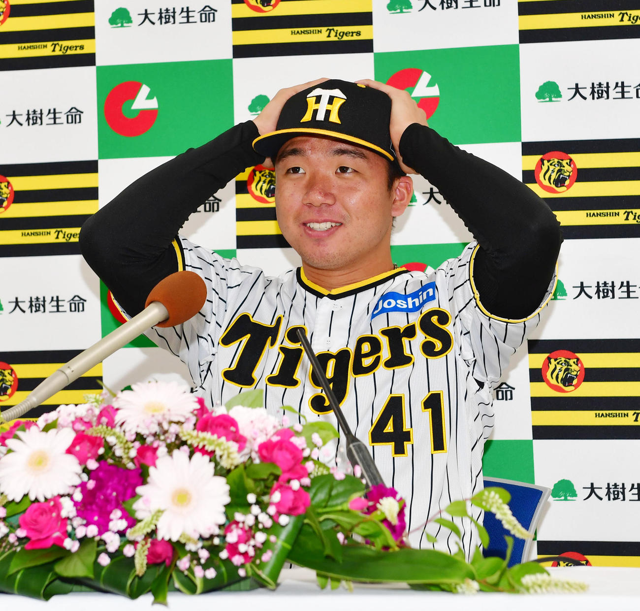 3、4月の投手部門月間MVPを受賞し笑顔で会見する阪神村上（撮影・前岡正明）