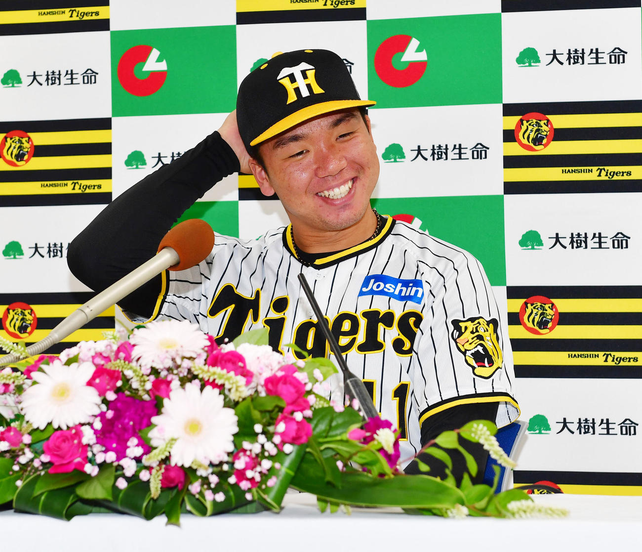 3、4月の投手部門月間MVPを受賞し笑顔で会見する阪神村上（撮影・前岡正明）