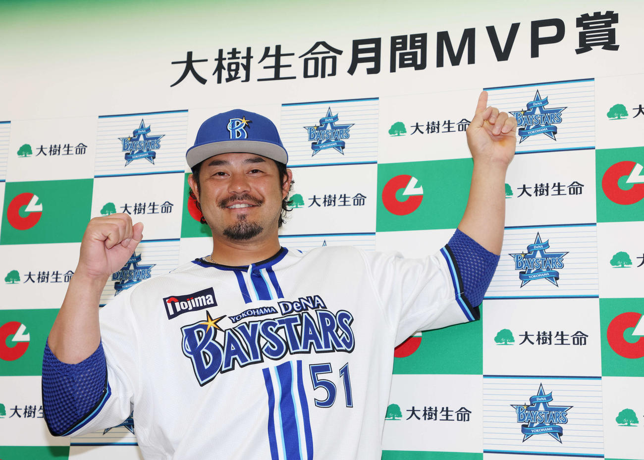 笑顔でガッツポーズし、「大樹生命月間MVP賞」を指さす、3、4月度受賞のDeNA宮崎（撮影・宮地輝）