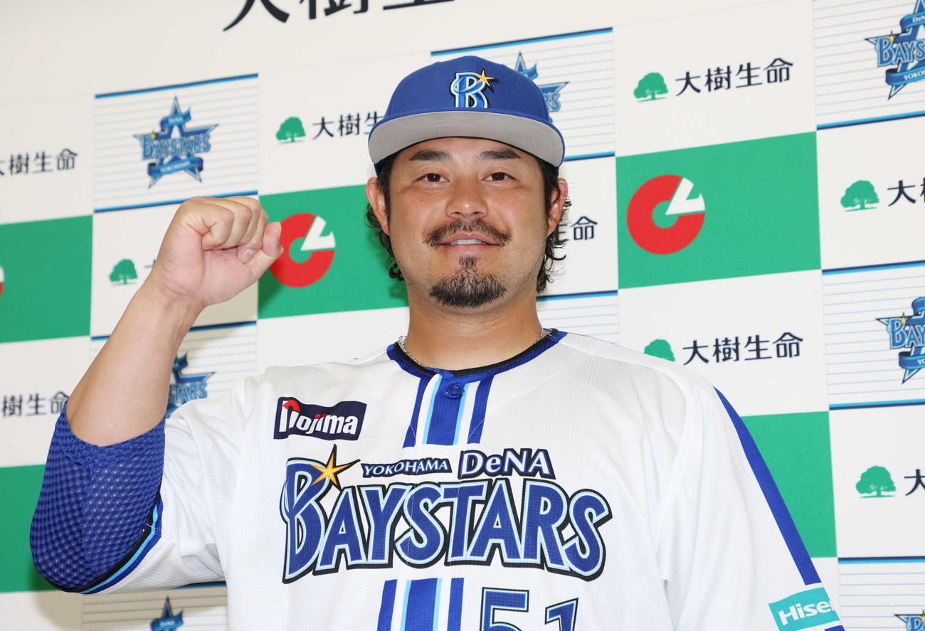 3、4月度「大樹生命月間MVP賞」を受賞し、笑顔でガッツポーズするDeNA宮崎（撮影・宮地輝）